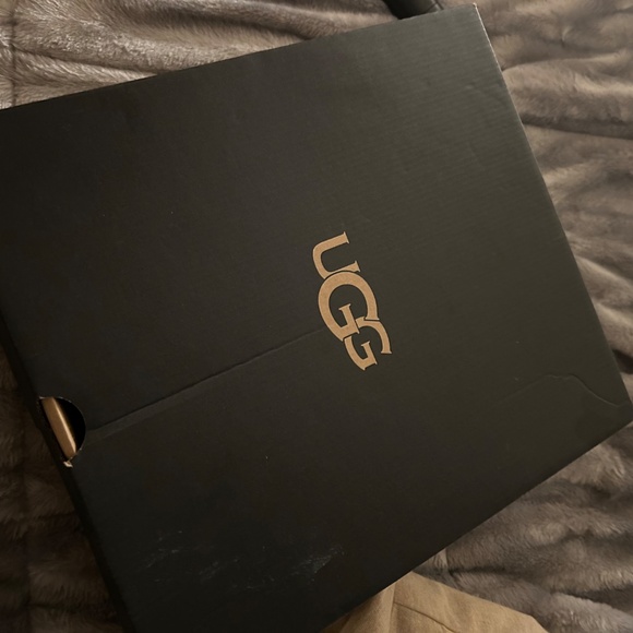 BRAND NEW SIZE 12 M UGGS - Picture 2 of 8